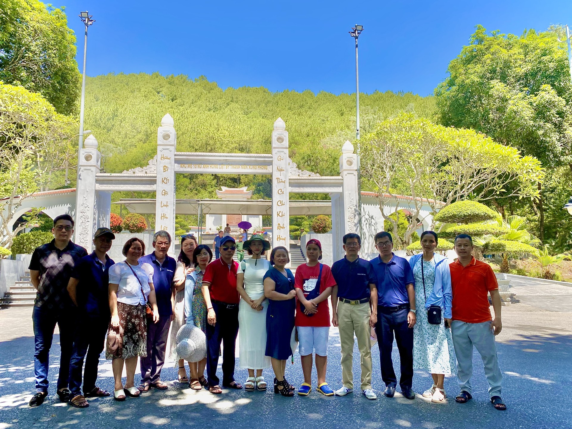 Đoàn cán bộ, giảng viên Khoa Triết học dâng hương tại Khu di tích Ngã ba Đồng Lộc